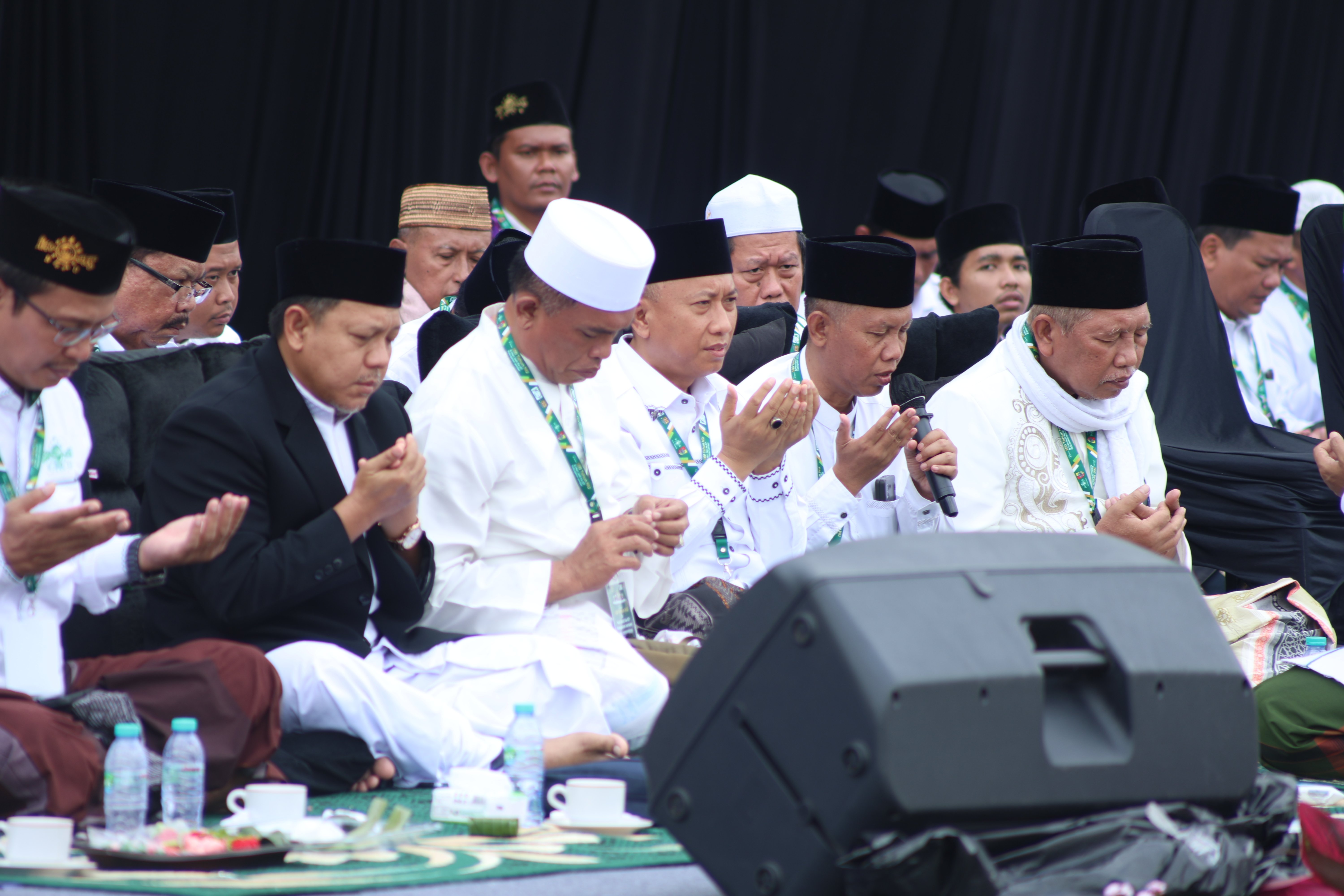 Kepala Kemenag Jember, Dr. Santoso, S.Ag, M.Pd. saat membacakan doa